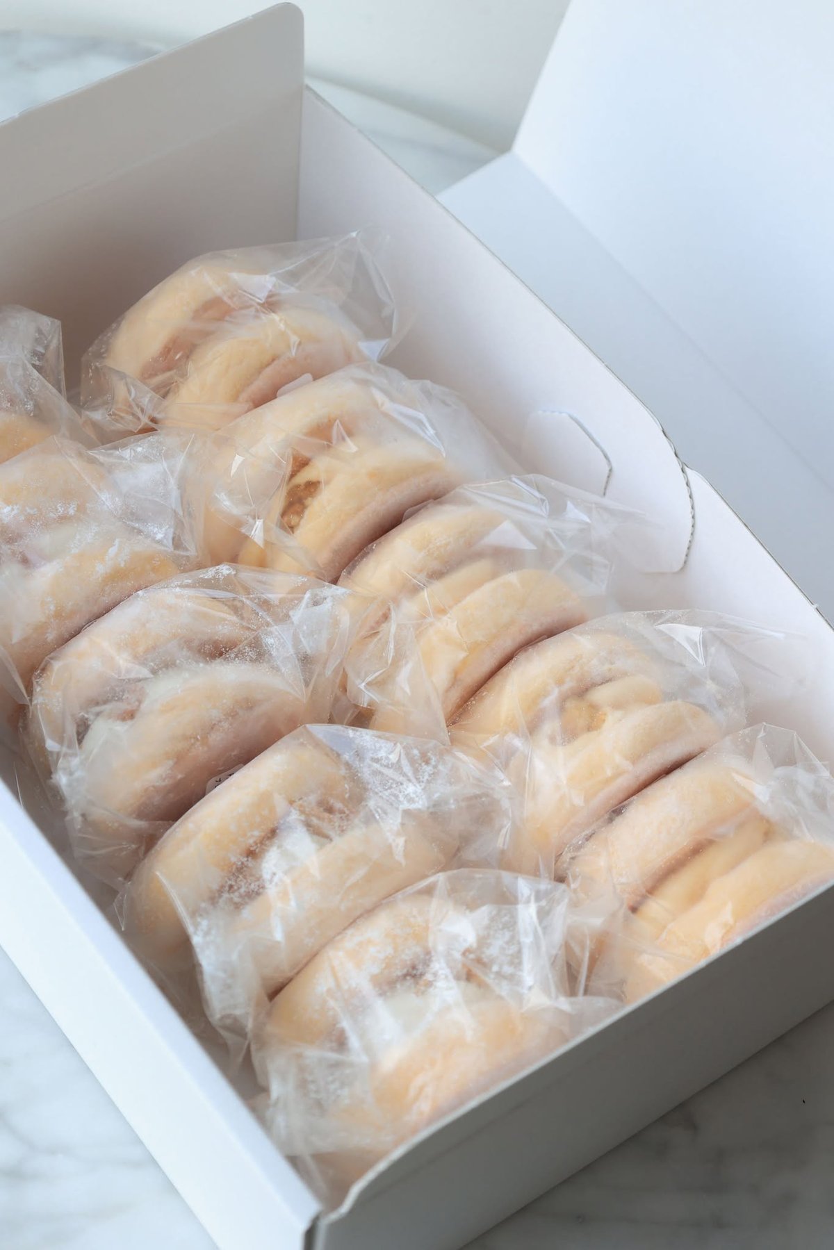 □ふわふわパンケーキサンド クリームBOX 10個入り（プレミアム生