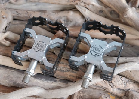 MONGOOSE / SQUARE PEDALS