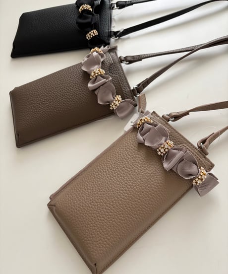 スワロフスキーのキラキラ　牛革スマホポシェット