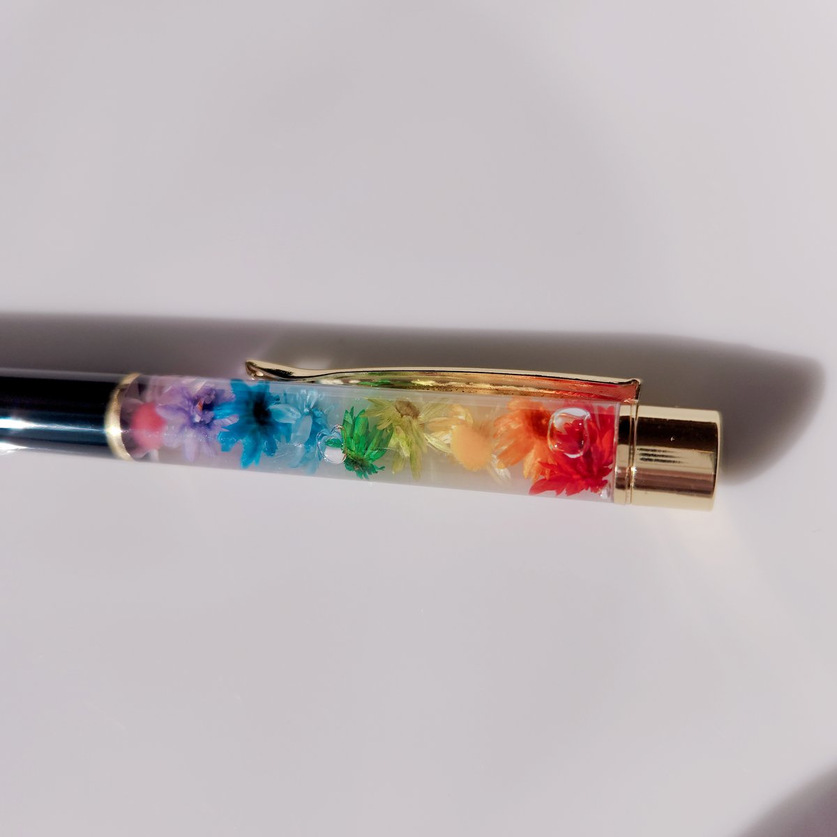 ハーバリウムボールペン【ブラック×レインボー】 | K'sLily STORE