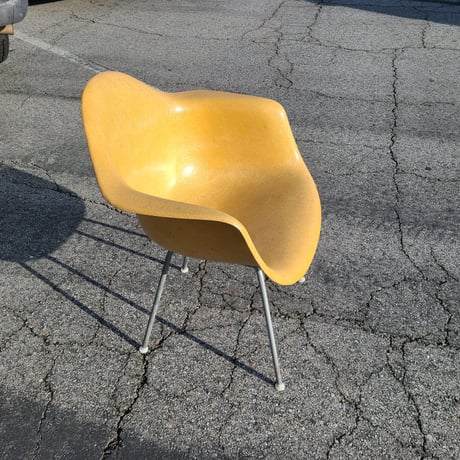 60s Eames   Ochre dark      arm shell chair
