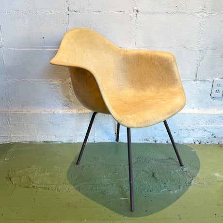 50s Eames arm shell chair