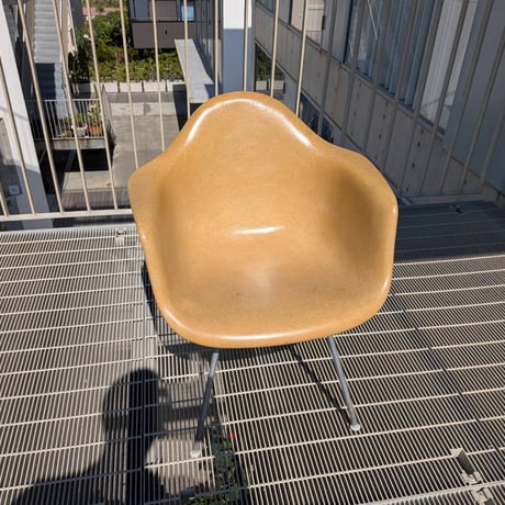60s Eames   Ochre dark      arm shell chair