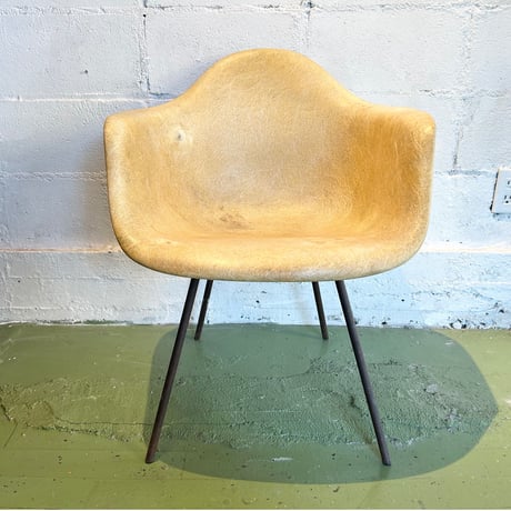 50s Eames arm shell chair