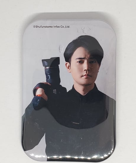 【イタミ有】駒田航のKomastagram 1st PHOTO FRAME 缶バッジ④カメラ肩