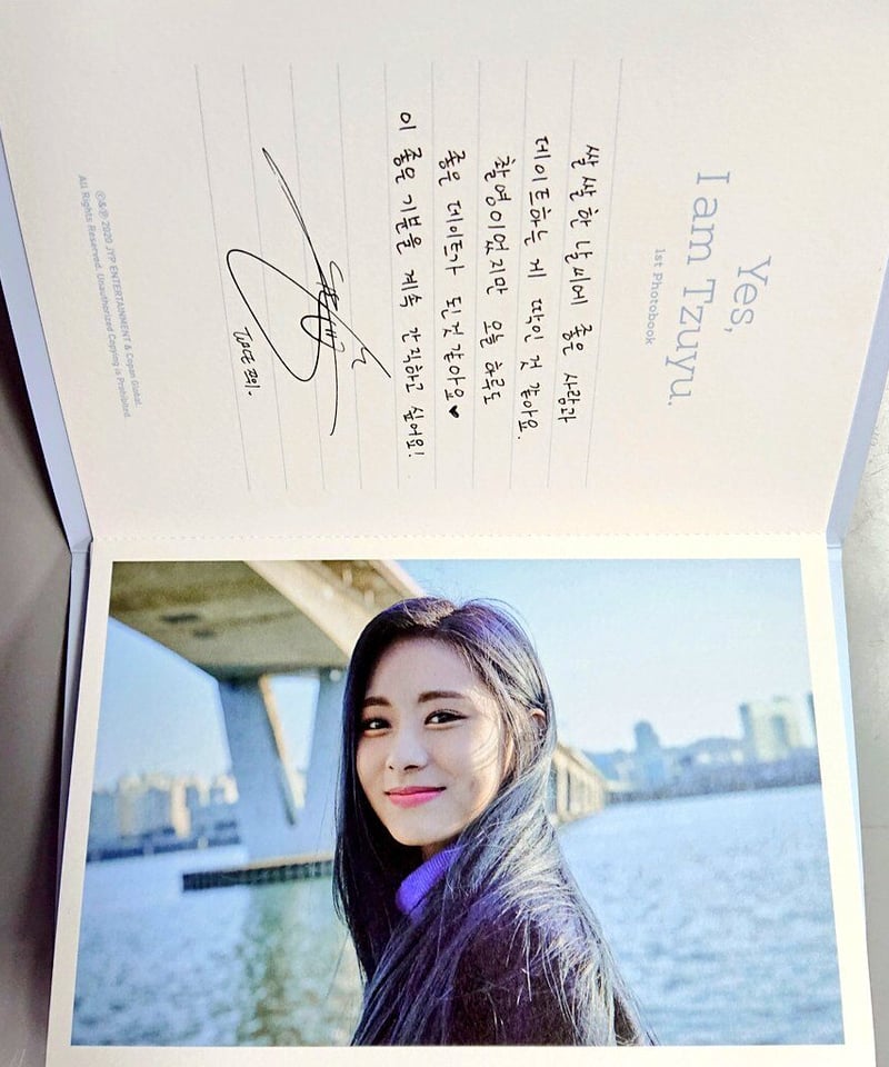 TWICE ツウィ ソロ写真集 『Yes, I am Tzuyu: 1ST PHOTOBOOK... TWICE ツウィ 1st photobook『Yes,I am Tzuyu.』