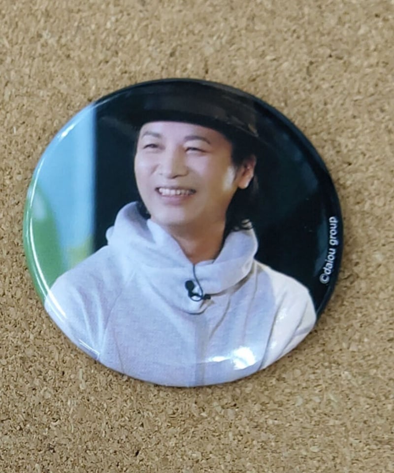 鳥海浩輔 DGF 缶バッジ《グレーパーカー・笑顔》 | K-BOOKS K-POP館