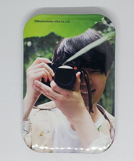 駒田航のKomastagram 1st PHOTO FRAME 缶バッジ②カメラを構える
