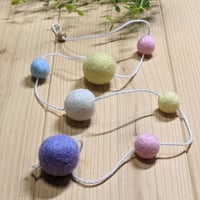 一本だけで飾れるフェルトボールのモビール