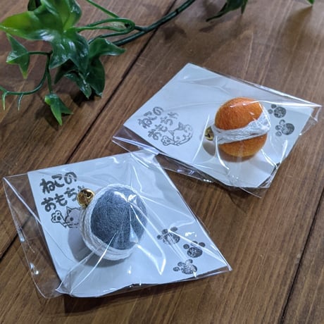 鈴付きネコのおもちゃ