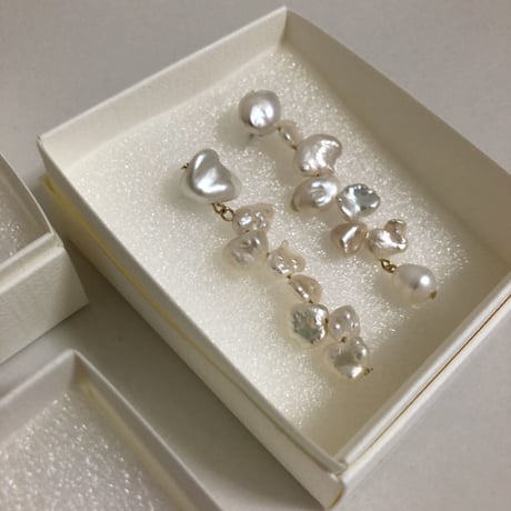 バロックパール アシンメトリーピアス / チタン芯