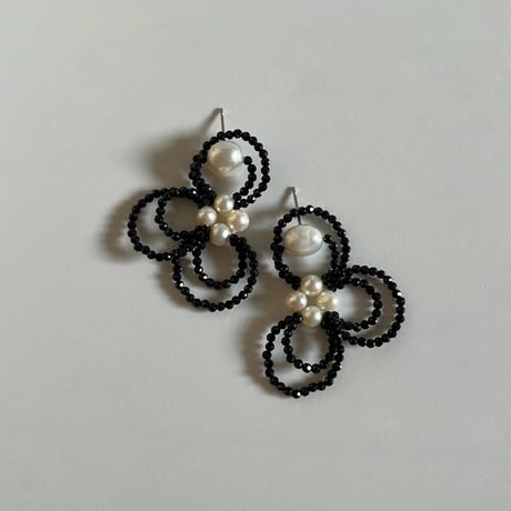 Flower motif  pierce / earring  ［black spinel］