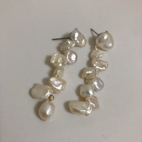 バロックパール アシンメトリーピアス / チタン芯