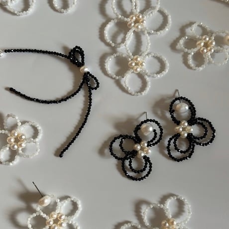 Flower motif  pierce / earring  ［black spinel］