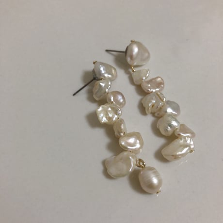 バロックパール アシンメトリーピアス / チタン芯