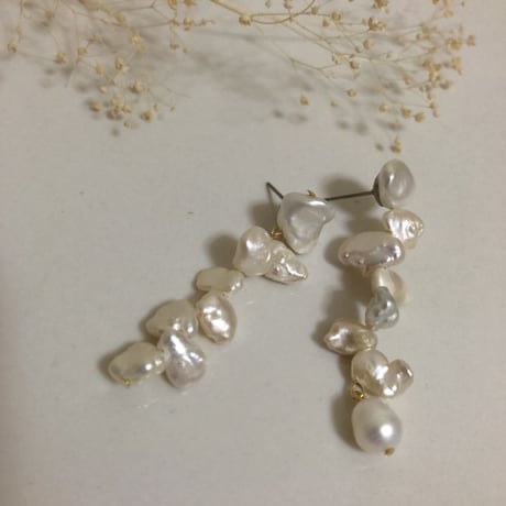 バロックパール アシンメトリーピアス / チタン芯