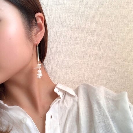 不安やストレスを解消してくれる【マザーオブパール】ゴールドアシンメトリー　ロングピアス/イヤリング/サージカルステンレス
