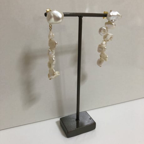 バロックパール アシンメトリーピアス / チタン芯