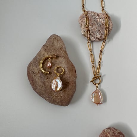 ［pink］ 天然石 アシンメトリーピアス