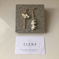 不安やストレスを解消してくれる【マザーオブパール】ゴールドアシンメトリー　ロングピアス/イヤリング/サージカルステンレス