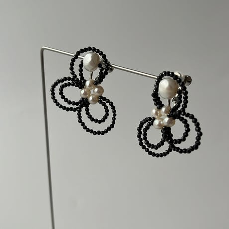Flower motif  pierce / earring  ［black spinel］