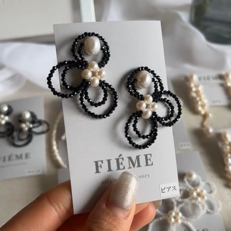 Flower motif  pierce / earring  ［black spinel］