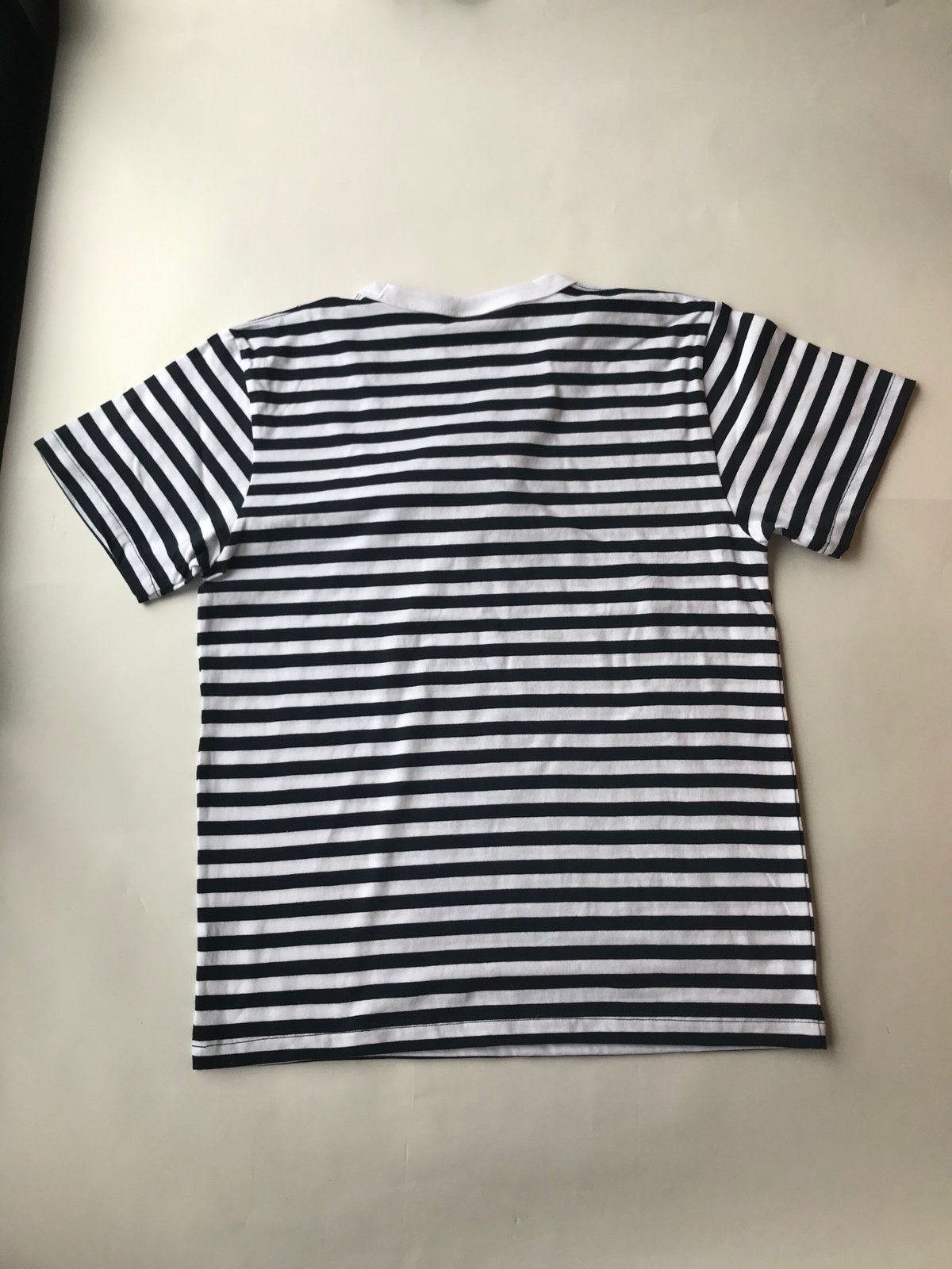 飛び出す?!白い犬 ボーダー半袖Tシャツ | ワンニャン大行進