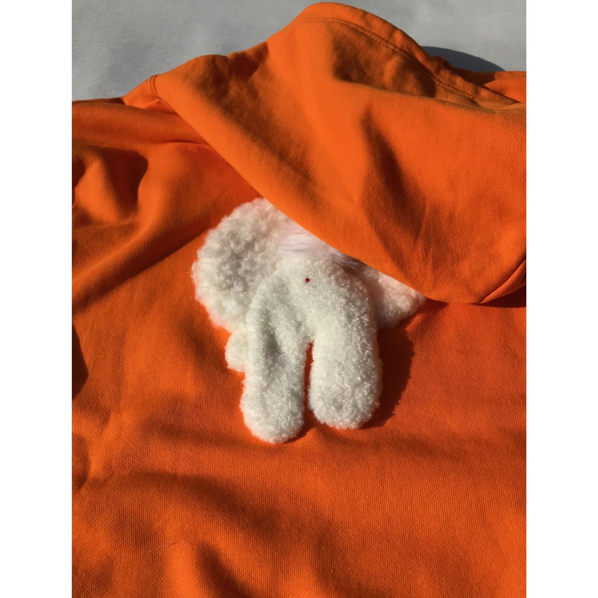 ☆アトリエセール 『背中に白い犬』オレンジのパーカー | ワンニャン大行進