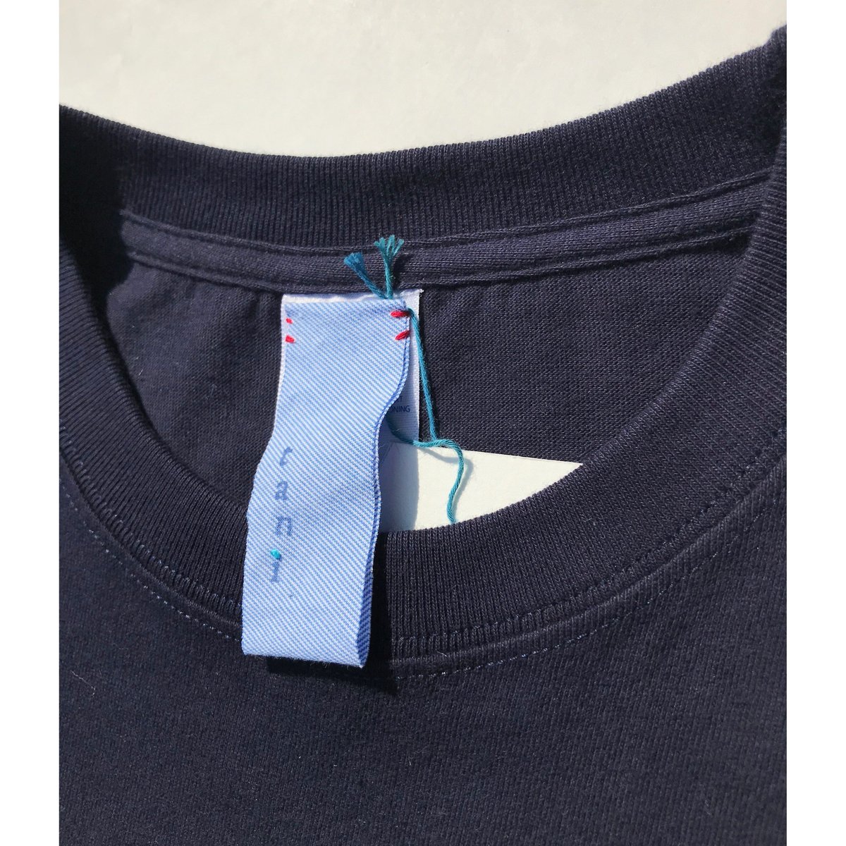 ☆アトリエセール『お尻クンクン白い犬』 紺の長袖Tシャツ