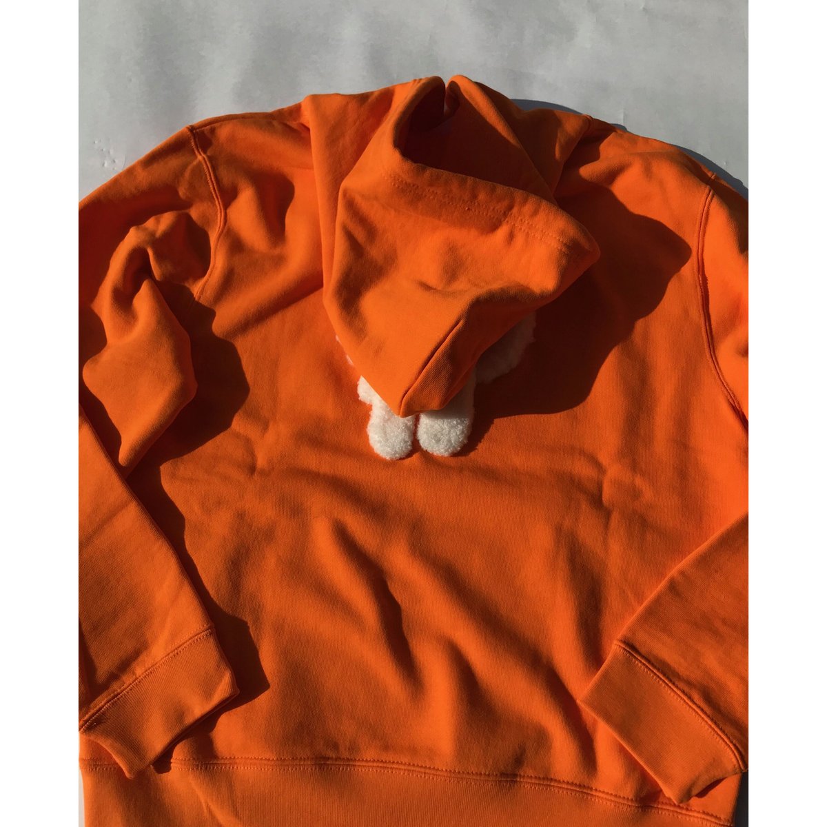 ☆アトリエセール 『背中に白い犬』オレンジのパーカー | ワンニャン大行進