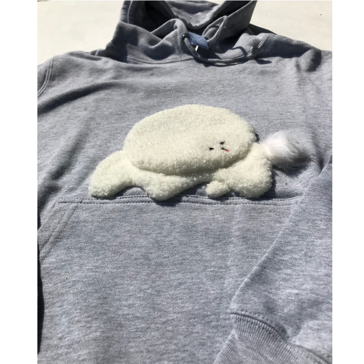 ☆アトリエセール 『お尻クンクン白い犬』 グレーのパーカー