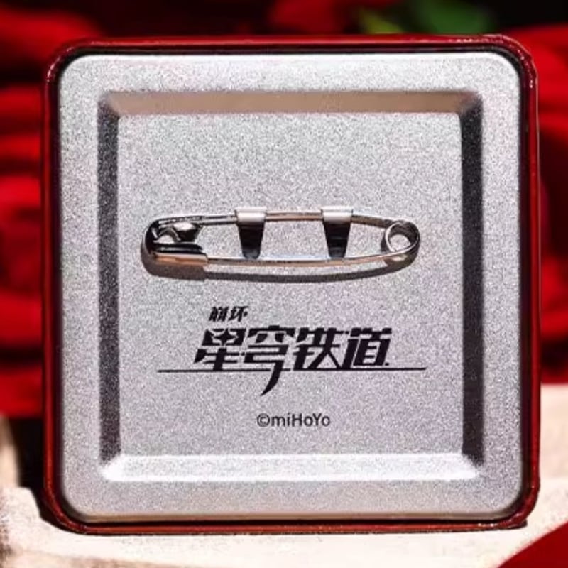不良品缶バッジ AXIZ 2023AW_ホログラム缶バッジ／Takakou