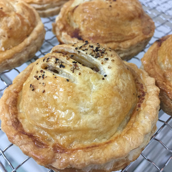 富士ヶ嶺高原ヤベー牛肉「ミートパイ」 | 昼のふくろう