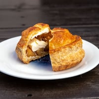 「クリームチーズアップルパイ」八ヶ岳の葉とらず林檎とクリームチーズの出会い