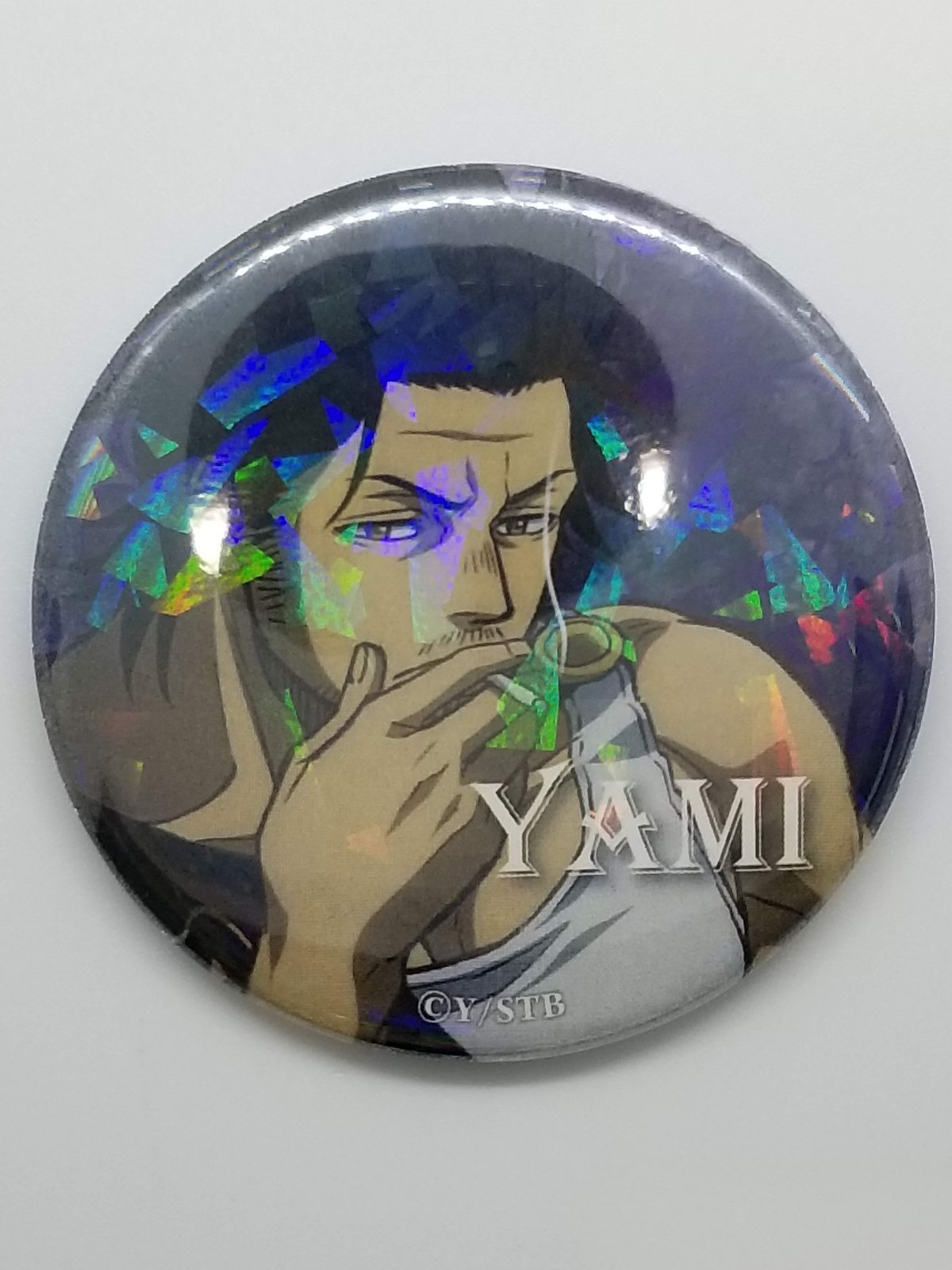 ブラッククローバー ホログラム 缶バッジ ヤミ Goods | TVアニメ『ブラッククローバー』公式サイト