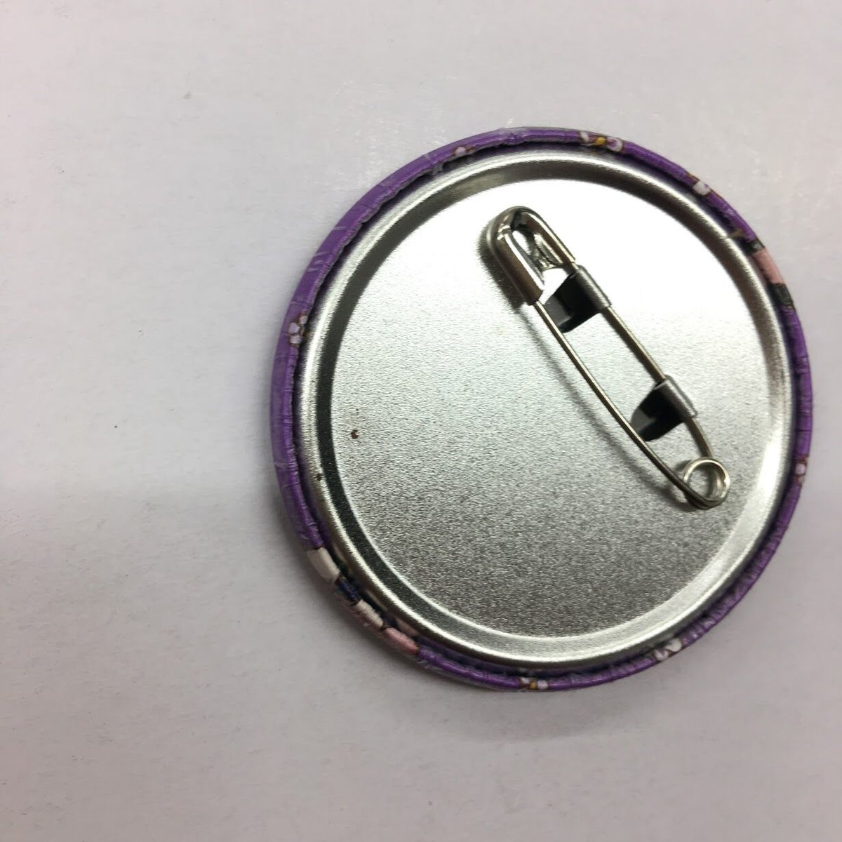 裏サビ有】魔法使いの約束 ホワイト 缶バッジ | K-BOOKS 池袋 2次元