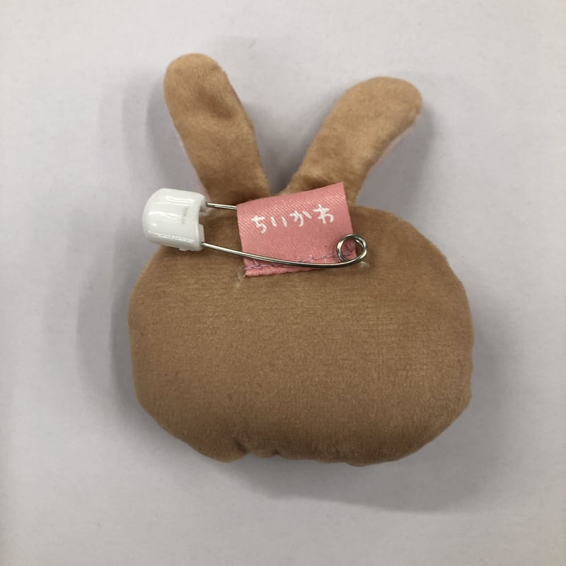 ナガノ 『ちいかわ』 うさぎ ぬいぐるみバッジ (日焼け) | K ナガノ 『ちいかわ』 うさぎ ぬいぐるみバッジ (日焼け) | K