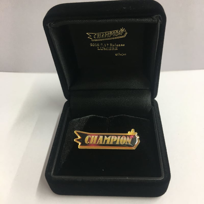 【シリアル入・300個限定】ディアヴォ レオード ピンバッジ CHAMPION シリアル入・300個限定】ディアヴォ レオード ピンバッジ CHAMPION