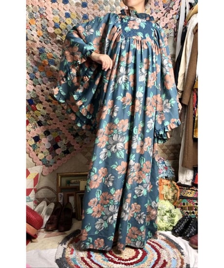 1960-70's angel sleeve flower one-piece