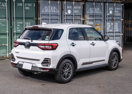 TOYOTA ライズ　リアリフレクターガーニッシュ 　送料込み