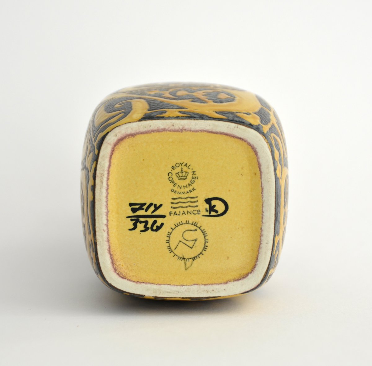 ロイヤルコペンハーゲン Baca（バッカ）黒と黄色の花瓶 ロイヤルコペンハーゲン Baca（バッカ）黒と黄色の花瓶 ロイヤル