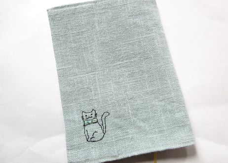 猫の刺繍 リネンブックカバー＊スモーキーブルーB