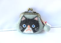 haruru＊woolfelt　しかくがま口Sサイズ　黒ハチワレ