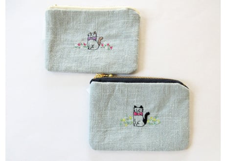 お花と猫の刺繍　リネンのミニポーチ＊うすいブルーA／B