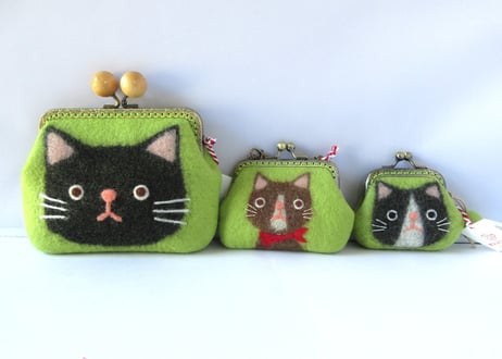 haruru＊woolfelt　しかくがま口Sサイズ　黒ハチワレ