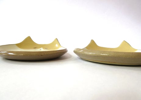 中林由香梨 ネコの小さなお皿 薄茶ハチワレ左／右