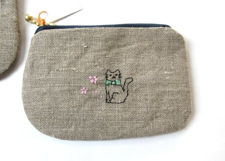 ヨーロッパリネンのミニポーチ　桜と猫の刺繍 A・B
