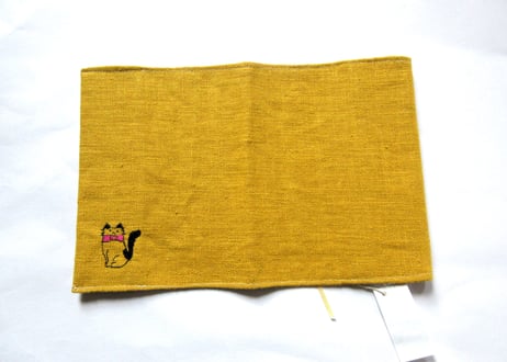 猫の刺繍 リネンブックカバー＊マスタード