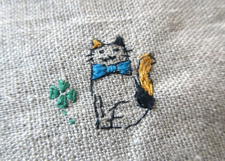 ヨーロッパリネンのミニポーチ　四つ葉のクローバーと猫の刺繍 A・B