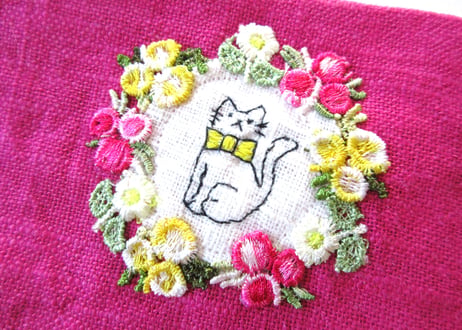 お花リースと猫刺繍＊リネンのポーチ　ローズピンクA